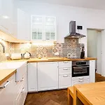 Διαμέρισμα Elegant, Modern, 2-bed Flat By Museum Of Πράγα