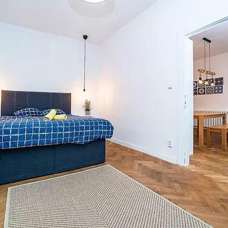 Elegant, Modern, 2-bed Flat By Museum Of