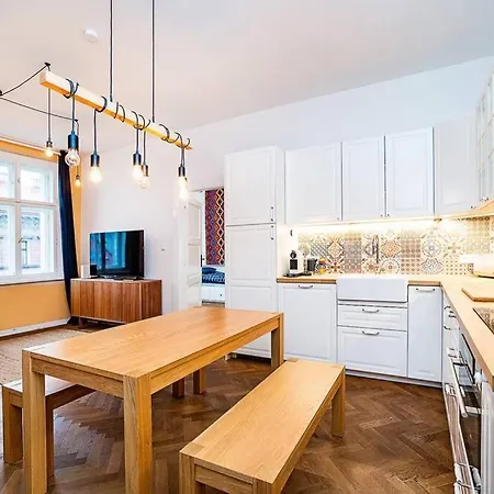 Elegant, Modern, 2-bed Flat By Museum Of