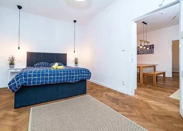 Elegant, Modern, 2-bed Flat By Museum Of